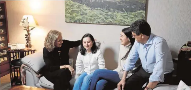  ?? GUILLERMO NAVARRO ?? Andrea Matarí (centro de la imagen) junto a sus padres y su hermana Olga
