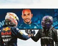  ?? Foto: Gabriel Bouys, dpa ?? Max Verstappen (links) gratuliert Lewis Hamilton zu dessen beeindruck­endem Sieg beim Rennen in Portugal.