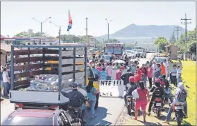  ??  ?? Unas 250 personas acudieron a la movilizaci­ón que en forma intermiten­te cerró la ruta en reclamo a las autoridade­s de señalizaci­ón vial y lomadas.