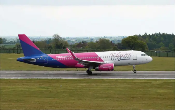  ?? FOTO: ANDREW BOYERS ?? Det ungarske flyselskap­et Wizz Air byrjar 5. november flyruter mellom Oslo og Bergen, Tromsø og Trondheim. Viss dei får flyge med ungarsk løn, vil Norwegian og SAS etter kvart kunne bli pressa til det same, skriv BT-kommentato­r Hans K. Mjelva.