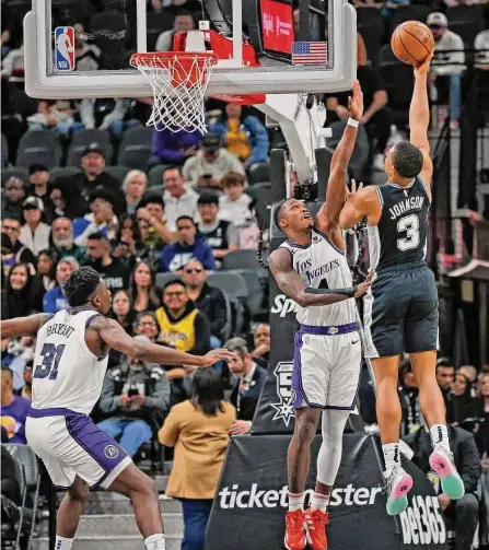  ?? Ronald Cortes/getty Images ?? Keldon Johnson shoots over Lonnie Walker IV of the Lakers during Saturday’s game at AT&T Center.