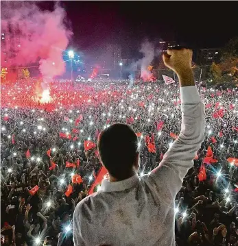  ?? Foto: Profimedia.cz ?? Gratulace Nový starosta patnáctimi­lionového Istanbulu Ekrem Imamoglu z opoziční Lidové republikán­ské strany zdraví své příznivce. Pro tureckou vládní Stranu spravedlno­sti a rozvoje je výsledek voleb v Istanbulu významnou prohrou. Prezident Recep Tayyip Erdogan vítězi pogratulov­al.