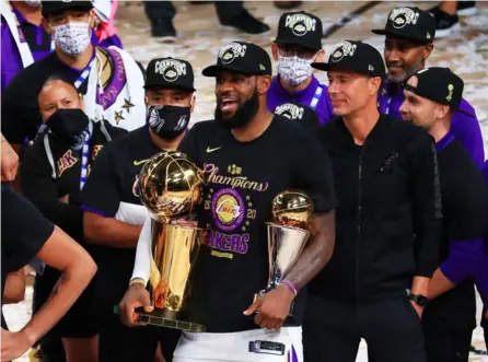  ?? AFP ?? Lebron James, quien ganó su cuarto título de campeón de la NBA y fue elegido el Mejor Jugador de la final ante el Heat, festeja la victoria de ayer sobre el Heat de Miami.