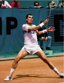  ??  ?? Vincitore di otto titoli del Grande Slam e per due volte in finale a Wimbledon, Lendl ha dominato la classifica ATP nella seconda metà degli anni Ottanta. Rivalità storiche: quelle con Connors, Borg, Mcenroe e Becker. A sinistra, a Parigi al Roland...