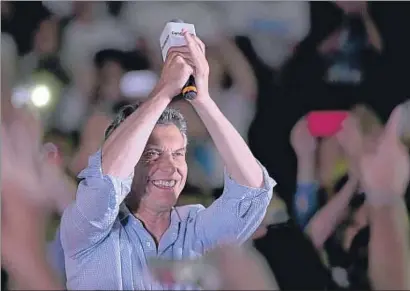  ?? NATACHA PISARENKO / AP ?? El candidato a la presidenci­a Mauricio Macri saluda a sus seguidores en el mitin de Lanús