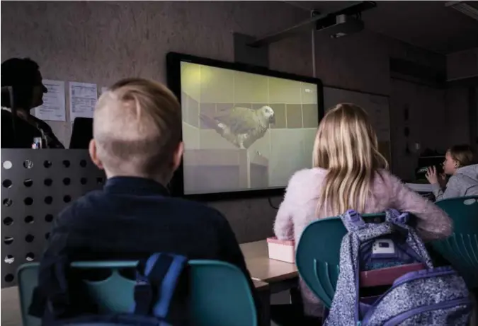  ?? KRISTIAN JACOBSEN ?? På Iglemyr skole ser barna på tv mens de spiser.