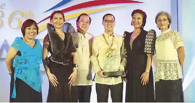  ??  ?? ABS-CBN COO Carlo
Katigbak (third from
right) receives the plaque
during the Agora awards
night