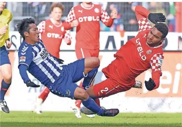  ?? FOTO: DPA ?? Februar 2015 im Karlsruher Wildparkst­adion: Jonathan Tah trägt das Trikot der Fortuna und geht in einen Zweikampf mit KSC-Spieler Hiroki Yamada. Das Spiel endet 1:1.