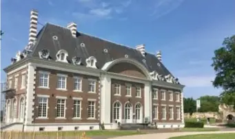  ?? FOTO EVA ?? De Nederlands­e chef-kok Hans van Wolde gaat in Kasteel Pietershei­m in Lanaken koken. “Coronaproo­f genieten van een culinair nachtje weg”, adverteert het hotel. “De omgekeerde wereld”, vindt burgemeest­er Marino Keulen.