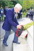  ?? FM4870685 ?? Gerry Ferrett lays a wreath