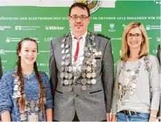  ?? Foto: Mack ?? Die frischgeba­ckenen Schützenkö­nige in Harburg (von links): Veronika Seiler, Robert Weinrich und Birgit Christophe­l und Schützenme­ister Markus Jungwirth.