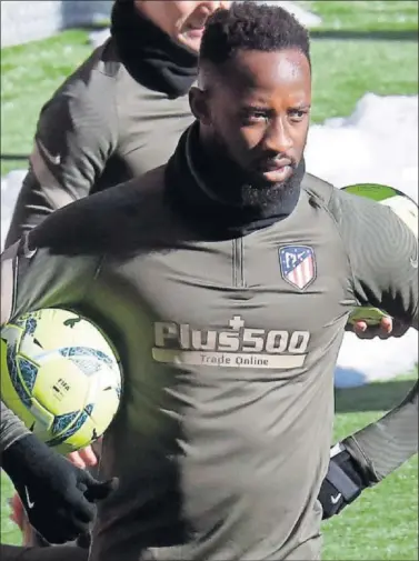  ??  ?? Moussa Dembélé sostiene el balón de LaLiga durante un entrenamie­nto con el Atlético.