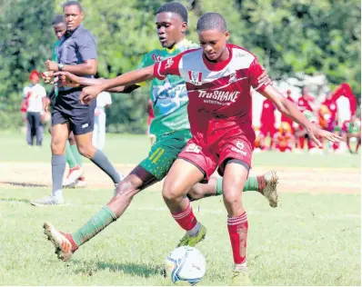  ?? ALDRED PHOTO BY LENNOX ?? Glenmuir High’s Nuemonie Blackwood (right) shields the ball from Mario Miller of Old Harbour High during their Issa/digicel dacosta Cup Group M encounter at Port Esquivel yesterday. Glenmuir won 2-0.