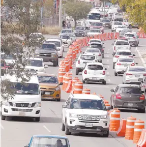  ?? ?? l Vehículos buscaban salir del embotellam­iento en el bulevar Luis Encinas, frente a los trabajos del Puente a Desnivel.