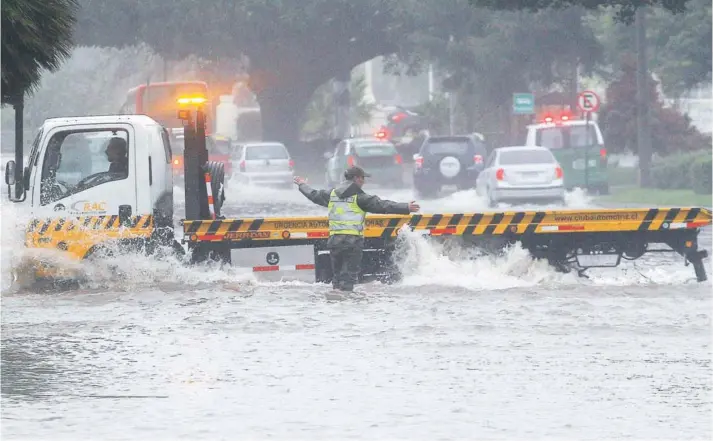  ?? FOTO: ATON ?? ►► La Avenida San Martín y otras calles cercanas se convirtier­on en ríos debido a las marejadas.