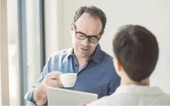  ?? FOTO: IMAGO ?? Ein Kaffee sorgt für eine entspannte­re Arbeitsatm­osphäre. Nur sollte niemand sich zu schade sein, die Tasse anschließe­nd ordentlich in der Spülmaschi­ne zu verräumen.