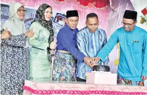  ??  ?? DZULKIFLI (tengah) bersama para tetamu jemputan memotong kek Hari Guru 2018 SK Tampi-tampi.