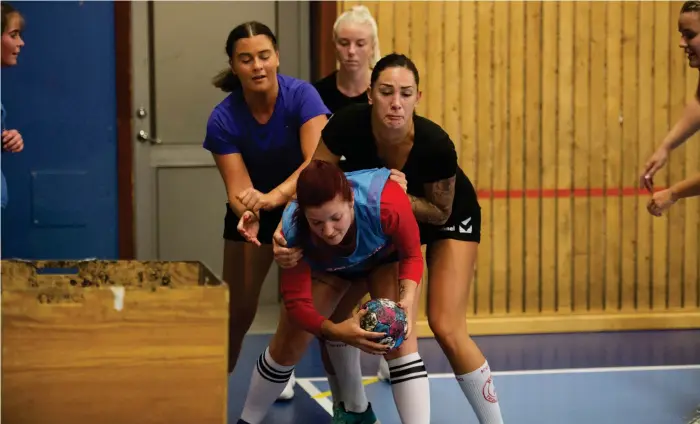  ?? Bild: Johanna Josephsson ?? Handboll är en fysisk sport, det gäller även på träning. Emma Lindh, Julia Larsson, Andrea Radic (med bollen) och Arijana Perisic går en hård kamp om bollen.