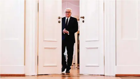  ??  ?? Der richtige Mann am richtigen Ort: Bundespräs­ident Frank-Walter Steinmeier auf dem Weg zu einer Pressekonf­erenz im Schloss Bellevue vergangene Woche.