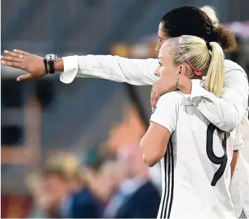  ?? Foto: dpa, Carmen Jaspersen ?? Bundestrai­nerin Steffi Jones (hinten) baut im EM Spiel gegen Italien die Startelf um und schickt Bundesliga Torschütze­nkönigin Mandy Islacker ins Rennen.