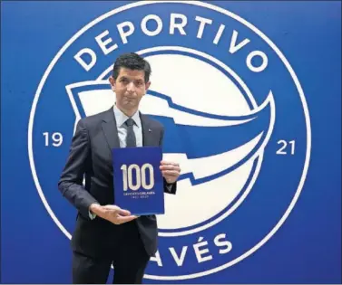  ??  ?? El presidente albiazul, con el libro sobre los cien años de la entidad y junto al nuevo escudo.