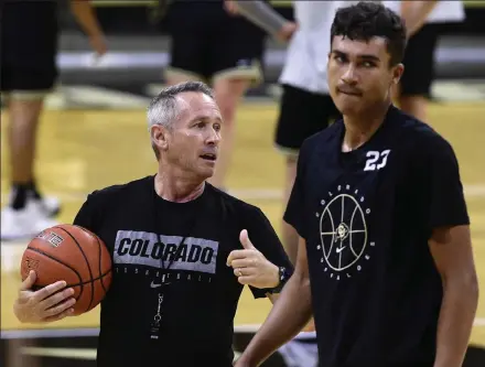  ?? Cliff Grassmick / Staff Photograph­er ?? Colorado’s Tristan da Silva, right, works with Buffaloes assistant coach Bill Grier during a practice session in September at CU.