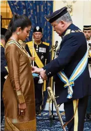  ??  ?? Birthday blessing: Sultan Ibrahim awarding Che Puan Khaleeda Bustamam, consort of Tunku Mahkota Johor Tunku Ismail Sultan Ibrahim, the Darjah Kerabat Johor Yang Amat Dihormati Pangkat Pertama (DKI) at Istana Besar. — Bernama