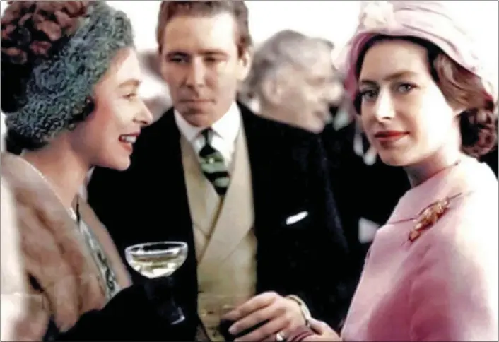  ?? ?? SIBLING STRIFE: Queen Elizabeth, left, with Princess Margaret at a reception with Antony Armstrong-Jones in the 1960s. Margaret’s marriage to Armstrong-Jones was to end in divorce