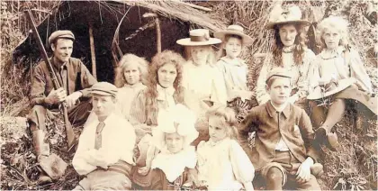  ?? Photo/Emily Surtees Collection ?? Picnic party at Thomspons Track in 1898. Dress up like our early settlers for the Murder at the Museum nights in August.