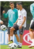  ?? FOTO: CHARISIUS/DPA ?? Mesut Özil (li.) und Ilkay Gündogan sind in der Mannschaft anerkannt – das war beim ersten Training in Watutinki zu spüren.