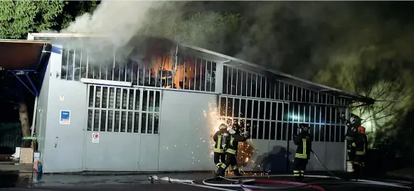  ??  ?? Le fiamme I vigili del fuoco al lavoro per spegnere il rogo doloso che lunedì notte ha distrutto l’area di servizio Keropetrol in via Buonarroti a Monza (foto Bennati)