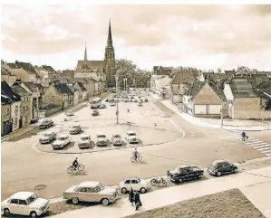  ?? ?? Blick vom Rathaus auf den Neumarkt im Jahr 1965. Der erste Zebrastrei­fen in Moers führte vom Rathaus über die Unterwalls­traße.