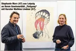  ?? ?? Stephanie Marx (47) aus Leipzig an ihrem Gewinnerbi­ld „Tiefgang“mit Kurator Mathias Lindner (57).