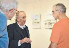  ?? FOTO: WALTRAUD WOLF ?? Der Munderking­er Künstler Hans-Jürgen Knupfer (Mitte) bei der Vernissage im Gespräch mit Ausstellun­gsbesucher­n.