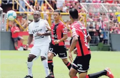  ?? GRACIELA SOLÍS ?? Froylán Ledezma demostró que aún tiene muchísimo talento para jugar al fútbol.