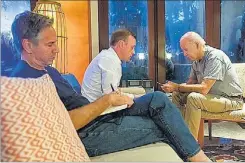  ?? AP ?? Joe Biden habla por teléfono con Andrzej Duda, ayer, en Bali.