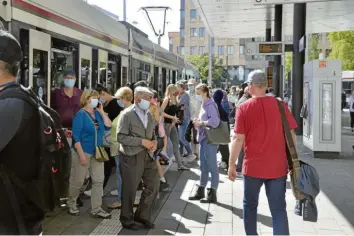  ?? Foto: Max Kramer ?? In den Straßenbah­nen und Bussen tragen die Menschen weiter ihren Mundschutz. Unter freiem Himmel sieht es anders aus. Zumindest lässt sich dort besser Abstand halten.