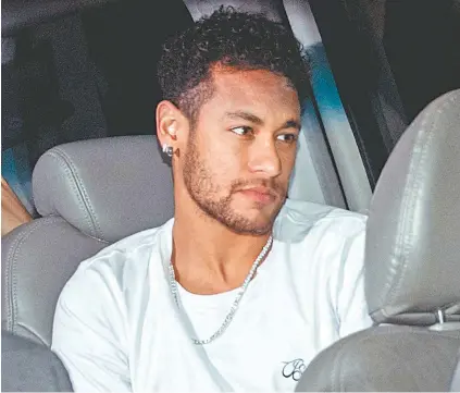  ??  ?? O craque Neymar passa bem após a cirurgia e até assistiu à vitória do PSG, pelo Campeonato Francês