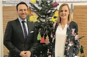  ?? FOTO: SPARDA-BANK WEST ?? Carsten Zint, Filialleit­er der Sparda-Bank Viersen, begrüßte Heimleiter­in Stefanie Heggen und die Kinder des DonBosco-Heims in der Filiale.