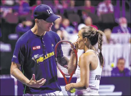  ?? L.E. Baskow Las Vegas Review-Journal @Left_Eye_Images ?? Rollers coach Tim Blenkiron, conferring with Monica Puig during a July 2019 World TeamTennis match, says his parents’ home in Australia, where he grew up, was burned to the ground by a wildfire.