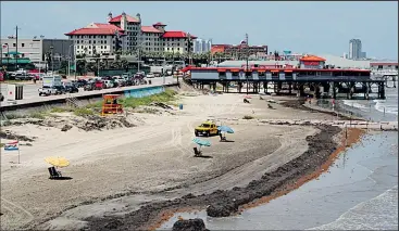  ?? CHICAGO TRIBUNE ?? TONI SALAMA The architectu­re of the Hotel Galvez, and the seaside piers, have defined Galveston’s sea wall for decades.