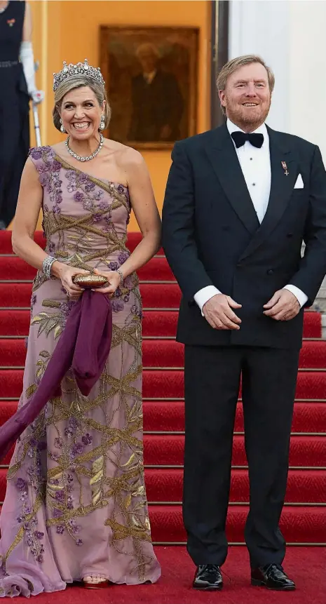 ??  ?? En el banquete en Berlín, Máxima lució un vestido de un solo hombro con bordados en 3D y su tiara Estuardo sin el diamante.