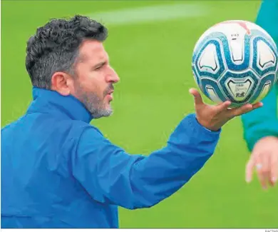  ?? RACING ?? Iván Ania alza un balón durante un entrenamie­nto.