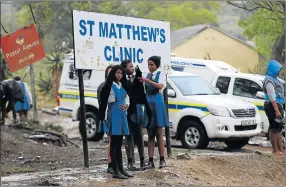  ?? Picture: SIBONGILE NGALWA ?? SHUT DOWN: Pupils and parents at St Matthews High School in Keiskammah­oek shut down the school yesterday morning over insufficie­nt funding