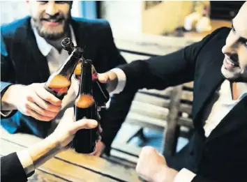  ?? ISTOCK ?? Ein Feierabend­bier trinken, Kontakte pflegen und zusammen Spass haben ist gut für die Karriere.