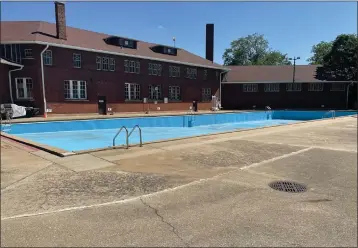  ?? CLAIRE SAVAGE — THE ASSOCIATED PRESS ?? The empty pool at the Hamlin Park Pool in Chicago remains closed to swimmers on Thursday.