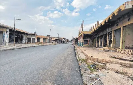  ?? FOTO: CARITAS-FLÜCHTLING­SHILFE ESSEN ?? Die Spuren der Zerstörung sind auf den Straßen der Stadt Shingal im Nordirak noch deutlich zu sehen. Ein Vertrag zwischen der Zentralreg­ierung in Bagdad und der Regierung der Autonomen Region Kurdistan soll jetzt die Rückkehr der im Jahr 2014 vertrieben­en Bewohner ermögliche­n.