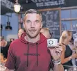  ?? FOTO: IMAGO ?? Fußball-Profi Lukas Podolski verkauft nun Eis in Köln.