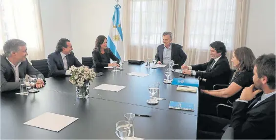  ??  ?? En Olivos. Mauricio Macri y los ministros Sica y Stanley con el equipo encargado de los “Precios Cuidados” que se lanzan hoy.