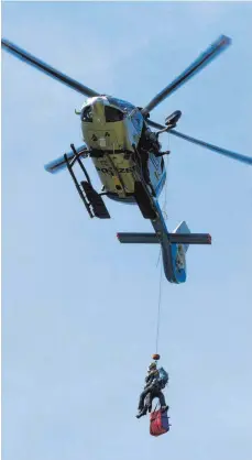  ?? FOTOS: MATTHIAS BECKER ?? Bergung per Winde: Retter und Verletzter werden mit dem bis zu 50 Meter langen Seil an Bord geholt.